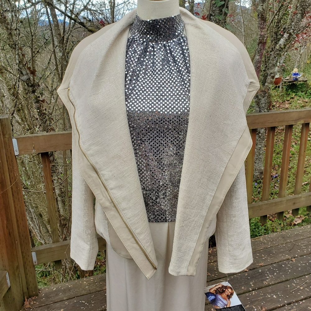 NWT Beautifully designed coat